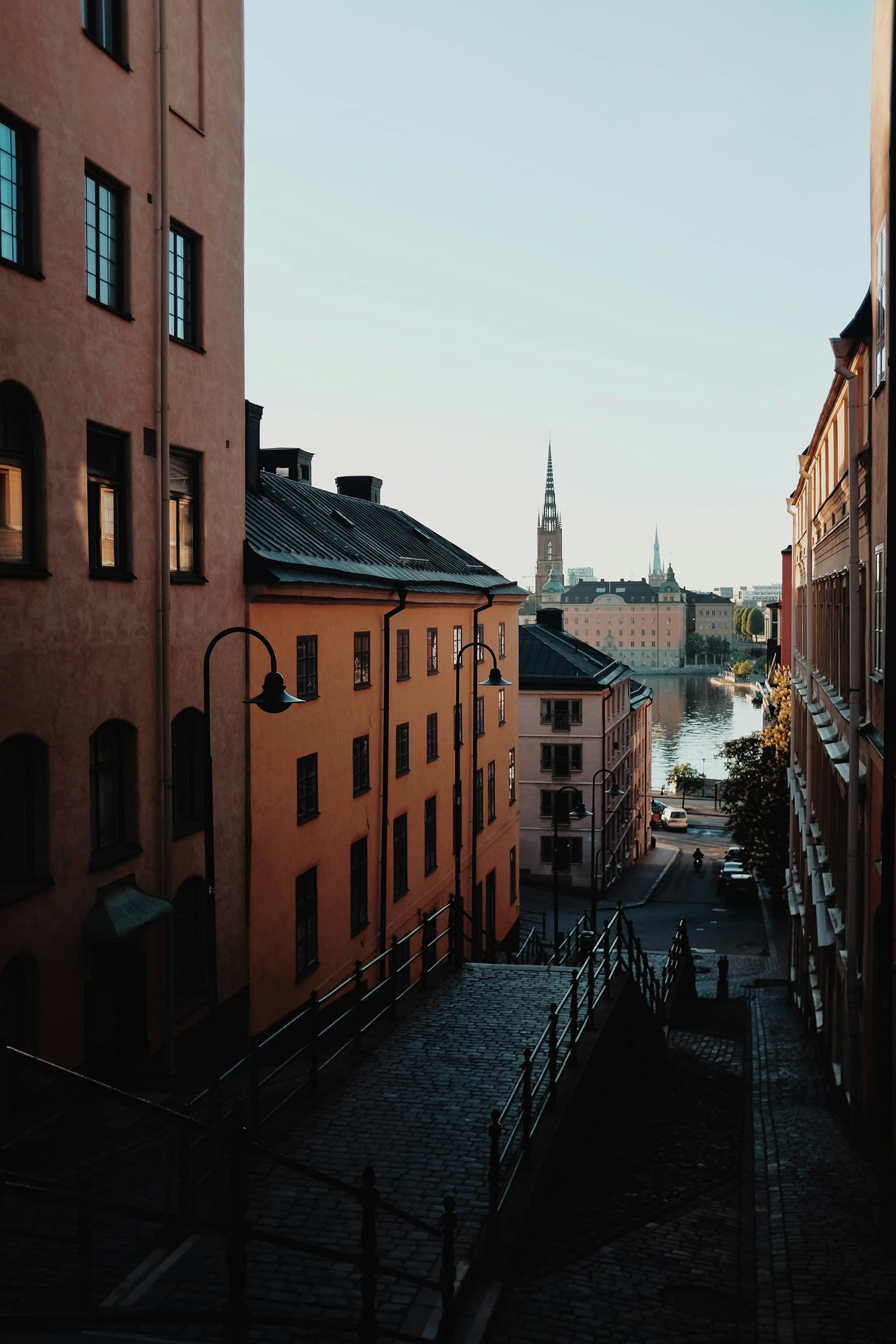Flerbostadshus i ockra på Södermalm i Stockholm, med Riddarholmskyrkan i bakgrunden